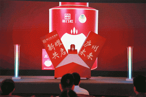 商場(chǎng)外墻廣告巨幅是什么材質(zhì)？