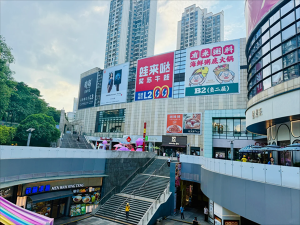 商場(chǎng)外墻廣告巨幅是什么材質(zhì)？