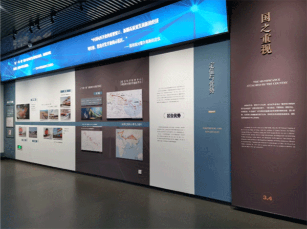 宣絨布加極窄型材展板，亞克力立體字