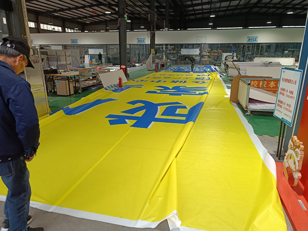 網(wǎng)格布噴繪效果怎么樣？制作工藝要點核心優(yōu)勢